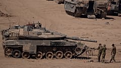 İsrail askerleri, 3 Haziran 2024 Pazartesi günü İsrail'in güneyinde, İsrail-Gazze sınırına yakın bir bölgede bir tank üzerinde çalışıyor. 
