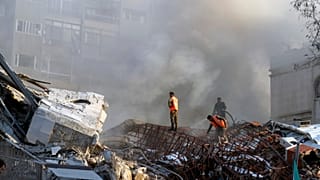 Los servicios de emergencia trabajan en un edificio destruido por un ataque aéreo en Damasco, Siria, el lunes 1 de abril de 2024.