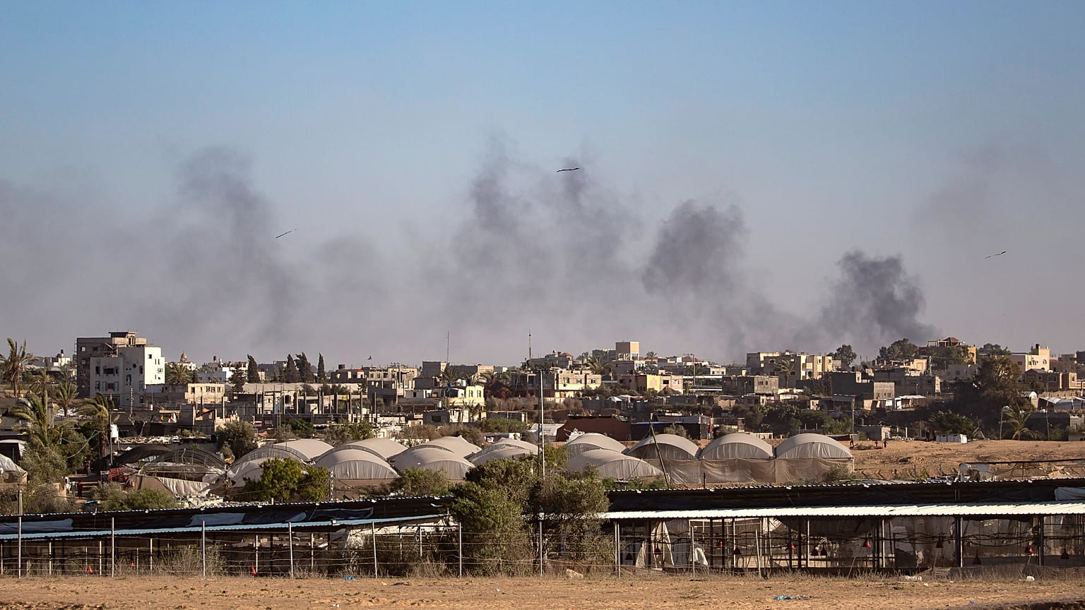 Izraeli légicsapás füstje Rafah felett 2024. május 24-én. 
