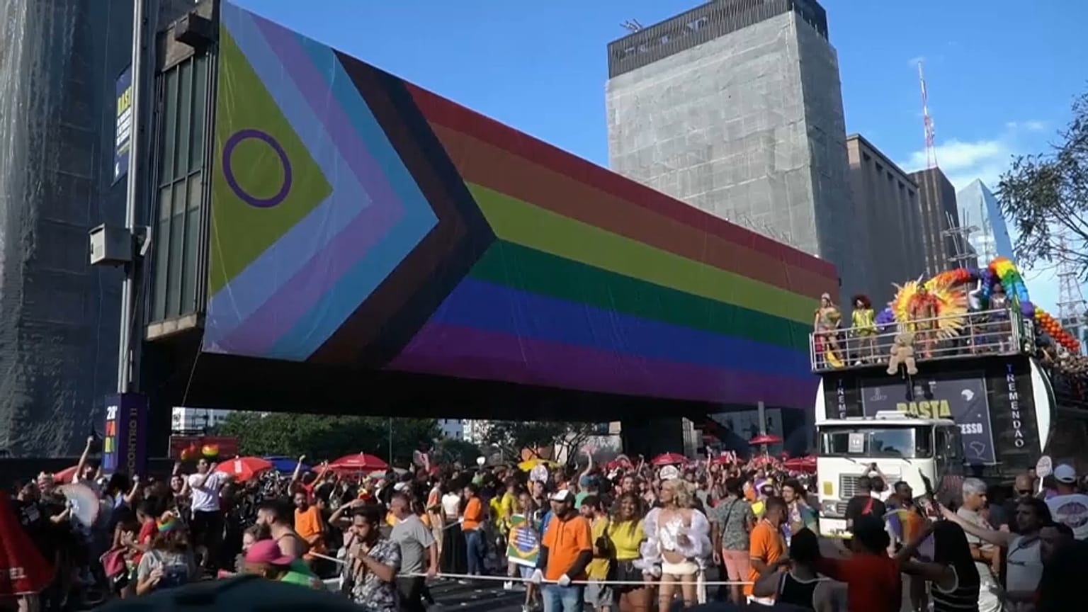 Die LGBTQ+-Pride-Parade in der brasilianischen Metropole Sao Paulo ist mit regenbogenfarbenen Tutus, Handfächern und Drag Queen-Frisuren gefeiert worden.