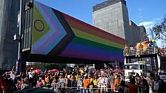 Die LGBTQ+-Pride-Parade in der brasilianischen Metropole Sao Paulo ist mit regenbogenfarbenen Tutus, Handfächern und Drag Queen-Frisuren gefeiert worden.