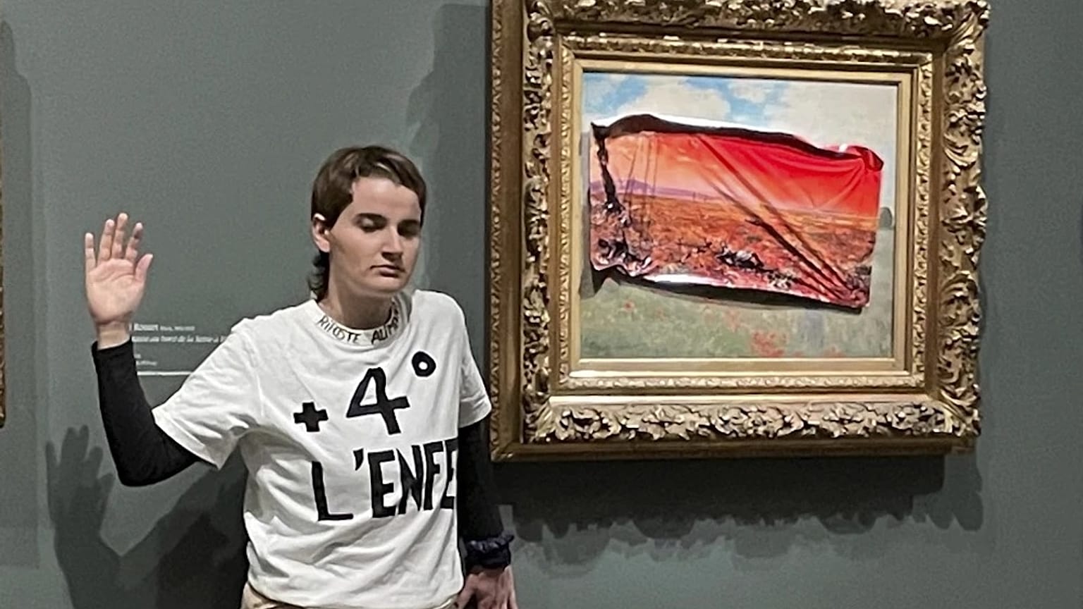 El activista de Riposte Alimentaire llevaba una camiseta con el lema "+4° - infierno"