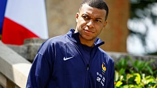 El futbolista francés Kylian Mbappé es fotografiado en el centro de entrenamiento de la selección francesa de fútbol en Clairefontaine, al oeste de París, este lunes