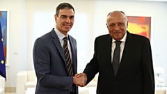 Sánchez recibe al ministro de Exteriores de Egipto, Sameh Shoukry, este lunes en el Palacio de la Moncloa, en Madrid.