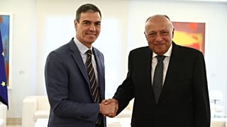 Sánchez recibe al ministro de Exteriores de Egipto, Sameh Shoukry, este lunes en el Palacio de la Moncloa, en Madrid.