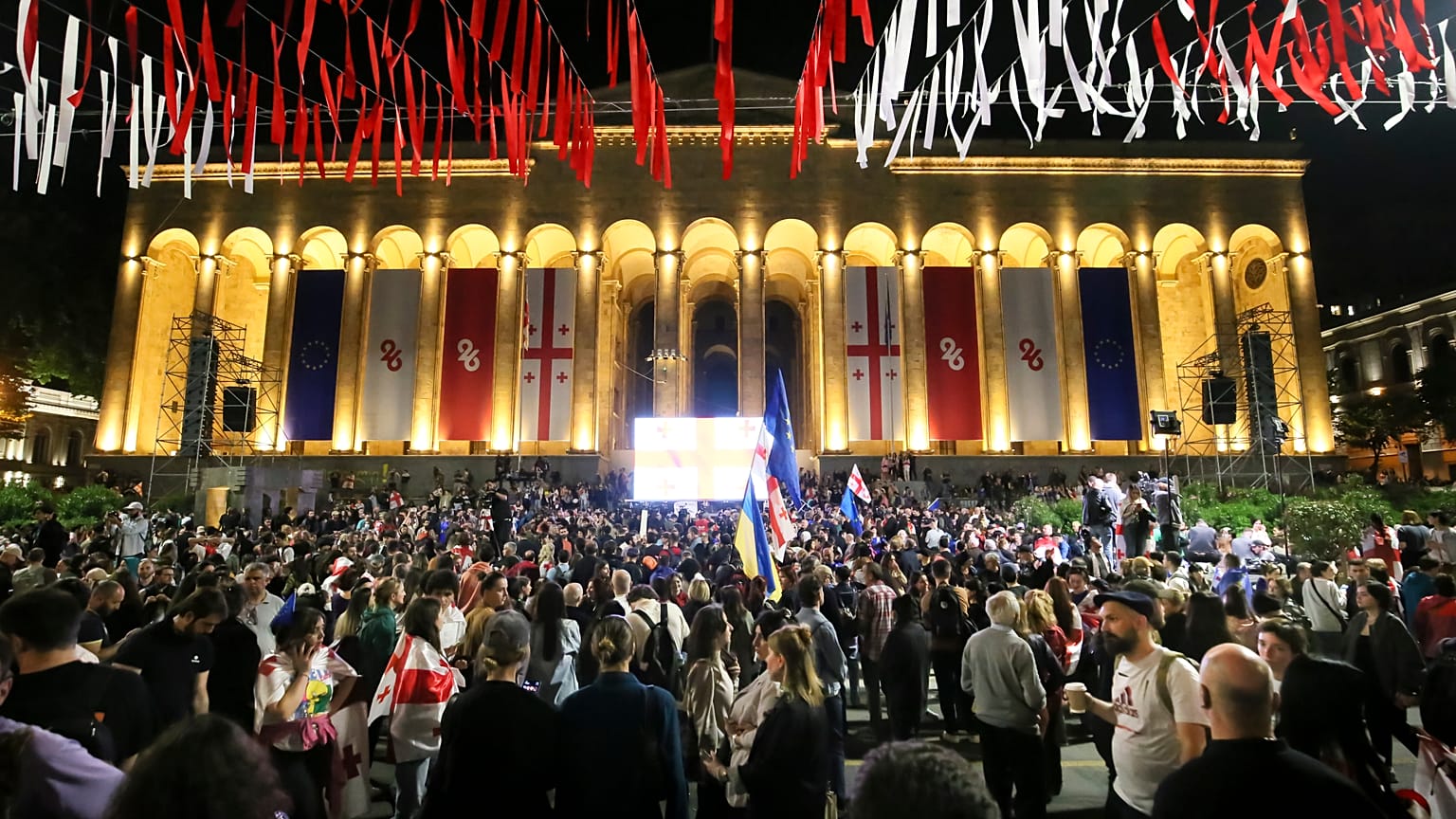 Gürcistan'ın başkenti Tiflis'te yabancı nüfuz yasa tasarısına karşı düzenlenen muhalefet protestosu sırasında göstericiler Parlamento binasında toplandı,