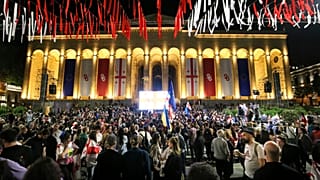 Gürcistan'ın başkenti Tiflis'te yabancı nüfuz yasa tasarısına karşı düzenlenen muhalefet protestosu sırasında göstericiler Parlamento binasında toplandı,