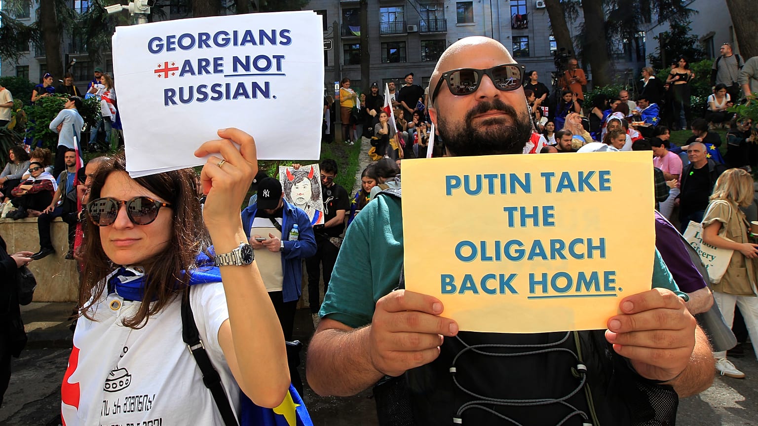 Акция протеста оппозиции против законопроекта об "иностранном влиянии" у здания парламента в Тбилиси, 28 мая 2024 г.
