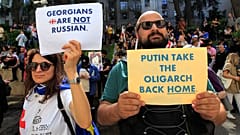 Акция протеста оппозиции против законопроекта об "иностранном влиянии" у здания парламента в Тбилиси, 28 мая 2024 г.