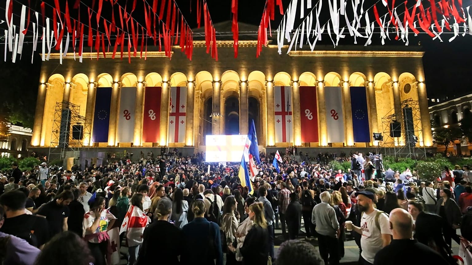 Μαζικές διαδηλώσεις έξω από το κοινοβούλιο της χώρας έγιναν το προηγούμενο διάστημα