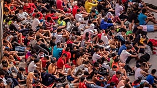 Des migrants regroupés après leur arrivée en Espagne, en 2021