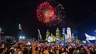 احتفل أنصار الرئيسة المنتخبة كلوديا شينباوم في زوكالو، الساحة الرئيسية في مكسيكو سيتي، 3 حزيران 2024