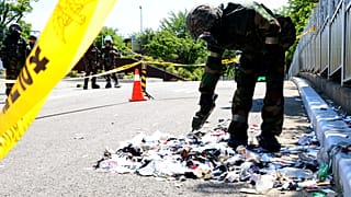 جنود كوريون جنوبيون يرتدون معدات واقية يقومون بفحص القمامة من بالون يُفترض أن كوريا الشمالية أرسلته، في إنشيون، كوريا الجنوبية، الأحد 2 يونيو 2024.
