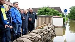 Bundeskanzler Olaf Scholz dankt den Helfenden bei einem Besuch im bayrischen Hochwassergebiet.