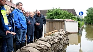 Bundeskanzler Olaf Scholz dankt den Helfenden bei einem Besuch im bayrischen Hochwassergebiet.