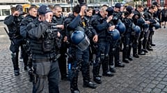 Polizisten und Polizistinnen trauern in Mannheim, nachdem sie vom Tod ihres Kollegen erfahren haben.