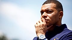 Ο Γάλλος ποδοσφαιριστής Kylian Mbappé απεικονίζεται στο προπονητικό κέντρο της εθνικής ομάδας ποδοσφαίρου της Γαλλίας στο Clairefontaine, δυτικά του Παρισιού, τη Δευτέρα.