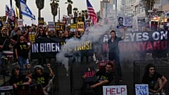 Une manifestation appelant à la libération des otages du Hamas, devant le bureau de l'ambassade des États-Unis à Tel Aviv, Israël, lundi 3 juin 2024.