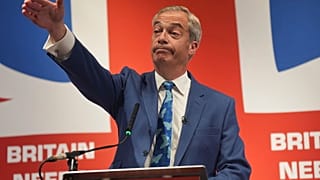 Nigel Farage prend la parole lors d'une conférence de presse pour annoncer qu'il deviendra le nouveau leader de Reform UK et qu'il sera candidat au Parlement pour Clacton
