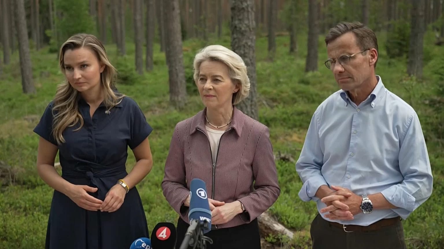 Ursula von der Leyen, az Európai Bizottság elnöke (középen) Ebba Busch svéd ipari miniszter (balra) és Ulf Kristersson svéd kormányfő (jobbra) társaságában 2024. június 3-án