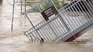 Imagen de una de las plataformas metálicas que da acceso a una embarcación en un río cuyo caudal ha aumentado considerablemente por las graves inundaciones que asolan Europa.