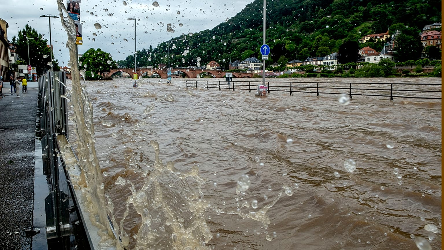 A Neckar folyó a németországi Heidelbergben 2024. június 3-án