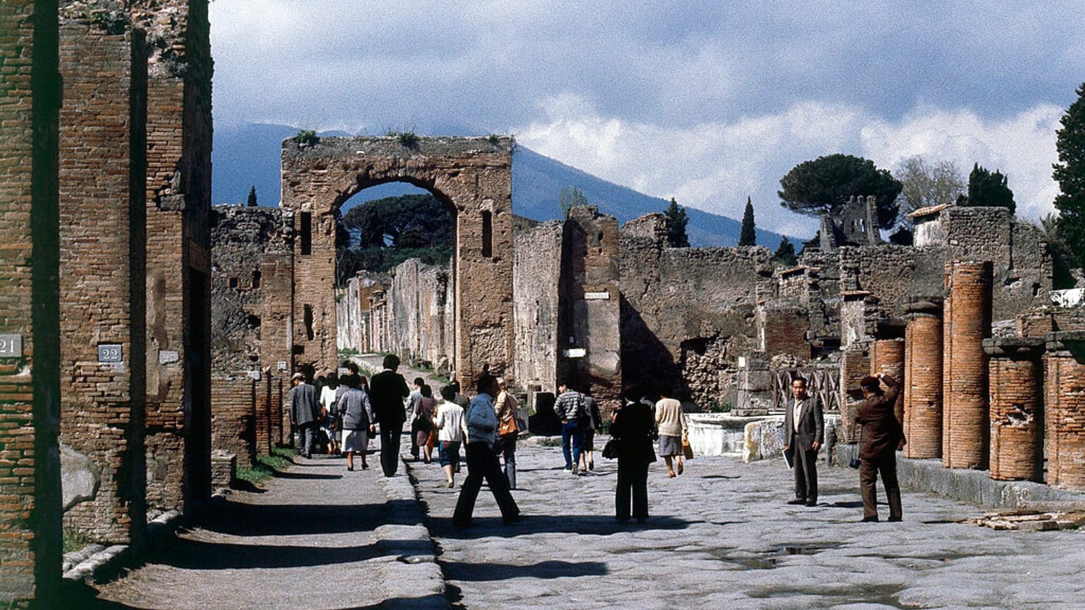 Turistas visitam a cidade de Pompeia, destruída pelo vulcão Vesúvio em 79 d.C