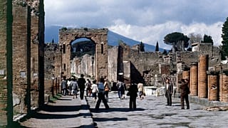Turistas visitam a cidade de Pompeia, destruída pelo vulcão Vesúvio em 79 d.C