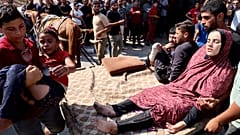 فلسطينيون أصيبوا في غارة جوية إسرائيلية على مركبة يتم نقلهم إلى مستشفى شهداء الأقصى في دير البلح
