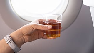 Uma bebida alcoólica num avião.