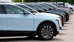Os veículos utilitários eléctricos Lyriq 2024 não vendidos estão alinhados à porta de um concessionário Cadillac no domingo, 2 de junho de 2024, em Lone Tree, Colo. (AP Photo/David Zalubowski)
