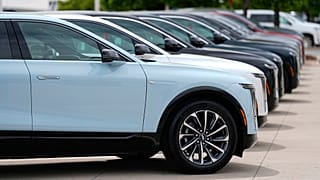 Veicoli utilitari elettrici Lyriq 2024 invenduti siedono in fila fuori da un concessionario Cadillac domenica 2 giugno 2024 a Lone Tree, Colo. (AP Photo/David Zalubowski)