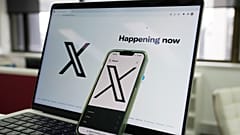 ARCHIVO - La página inicial de X se muestra en un ordenador y en un teléfono.