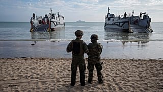 Французские и американские военные на Омаха-бич 4 июня