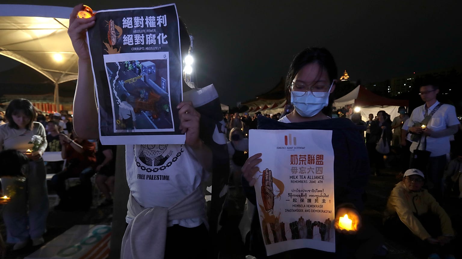 Participantes en una vigilia en Taiwán con motivo del 35 aniversario de las masacres de la plaza de Tiananmen (4 de junio de 2024)