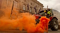 Αγρότες διαμαρτύρονται μπροστά από το Ευρωπαϊκό Κοινοβούλιο στις 4 Ιουνίου.