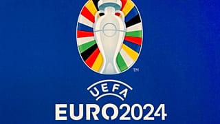 Le logo officiel de l'UEFA EURO 2024 en Allemagne est présenté lors du lancement de la marque UEFA EURO 2024 à Berlin, Allemagne, mardi 5 octobre 2021. (AP Photo/Michael Sohn)