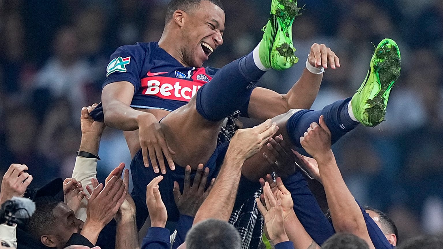 Kylian Mbappe é atirado para o ar após o jogo da final da Taça de França entre o Lyon e o PSG no estádio Pierre Mauroy, no norte de França, sábado, 25 de maio de 2024. 