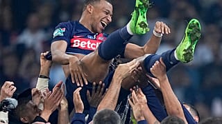 Kylian Mbappe é atirado para o ar após o jogo da final da Taça de França entre o Lyon e o PSG no estádio Pierre Mauroy, no norte de França, sábado, 25 de maio de 2024. 