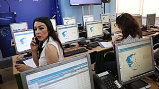 Δημοσιογράφοι προσέρχονται στην αίθουσα συλλογής και μετάδοσης των αποτελεσμάτων των Ευρωεκλογών 2024, κατά τη διάρκεια ημερίδας ενημέρωσης στο υπουργείο Εσωτερικών
