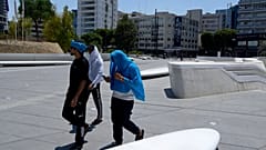 Περαστικοί προσπαθούν να προστατευτούν από τον καύσωνα στην πλατεία Ελευθερίας στην Λευκωσία