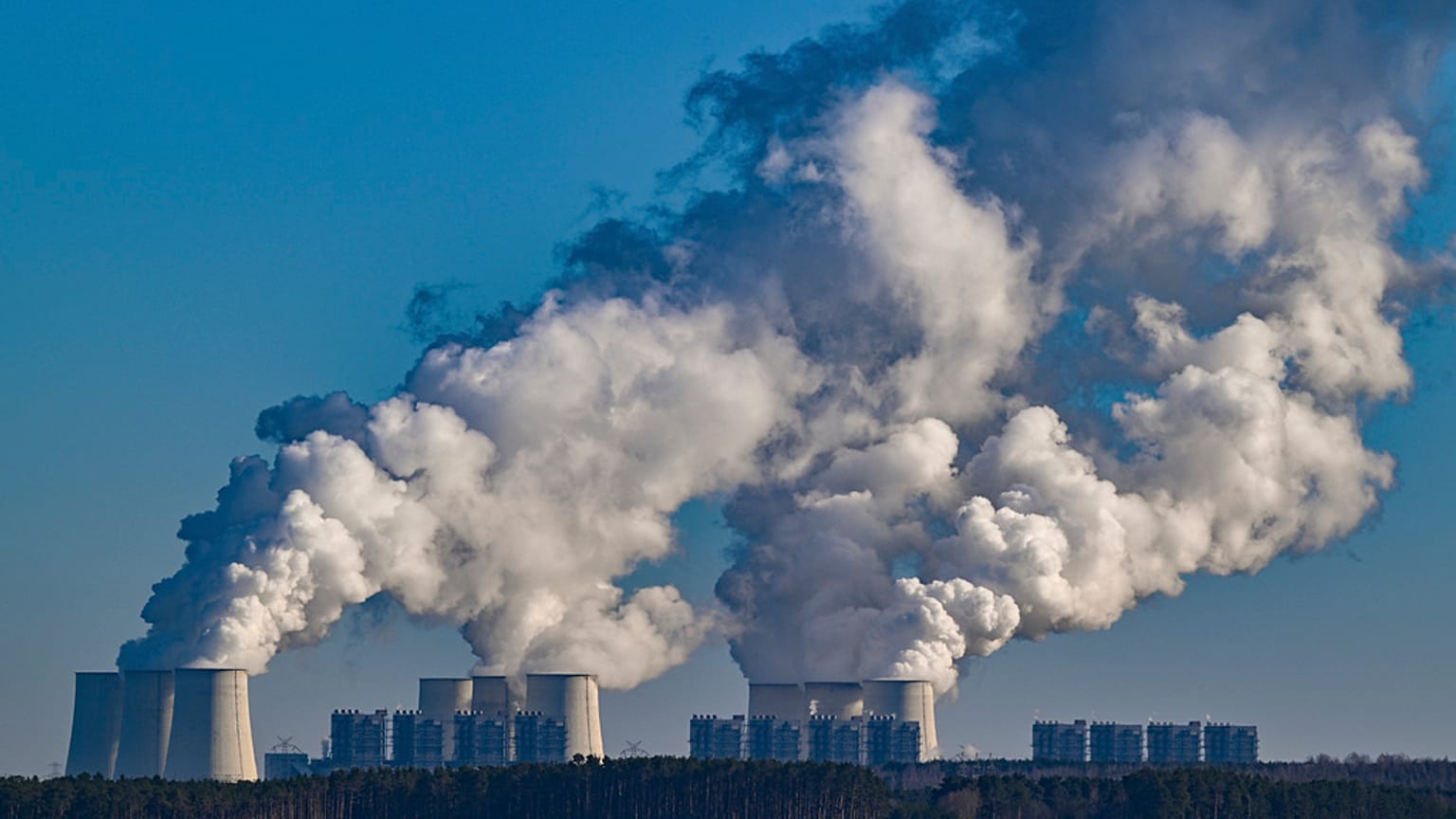 Füst száll fel a Lausitz Energie Bergbau AG (LEAG) Jaenschwalde-ben található üzeméből. Ez a 3. legnagyobb szénerőmű Németországban 