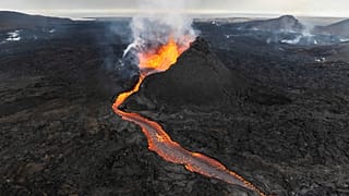 Lavastrom am südlichsten Krater eines Vulkans in der Nähe von Grindavik am Montag, 3. Juni 2024.