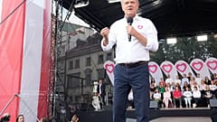 Donald Tusk spricht während einer Kundgebung in Warschau, Polen, am Dienstag, den 4. Juni 2024, vor den bevorstehenden Parlamentswahlen der Europäischen Union. 