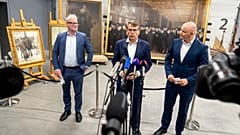 CEO da Danish Business, Brian Mikkelsen, fala à impresa sobre as obras recuperadas. Do seu lado direito, o ministro da Cultura Jakob Engel-Schmidt