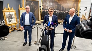 CEO da Danish Business, Brian Mikkelsen, fala à impresa sobre as obras recuperadas. Do seu lado direito, o ministro da Cultura Jakob Engel-Schmidt
