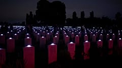 Auf dem Commonwealth-Kriegsfriedhof in der Normandie wurde jedes Grab zum Gedenken an die Gefallenen beleuchtet.