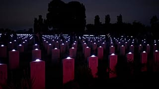 Auf dem Commonwealth-Kriegsfriedhof in der Normandie wurde jedes Grab zum Gedenken an die Gefallenen beleuchtet.