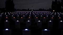 Luzes acesas em cada lápide no cemitério de Banneville-La-Campagne, Normandia, França, durante uma cerimónia do 80º aniversário do Dia
