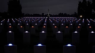 Luzes acesas em cada lápide no cemitério de Banneville-La-Campagne, Normandia, França, durante uma cerimónia do 80º aniversário do Dia